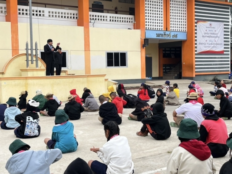นายมานพ บุญมา ผู้อำนวยการโรงเรียน พบปะพูดคุยนักเรียน กิจกรรมหน้าเสาธง