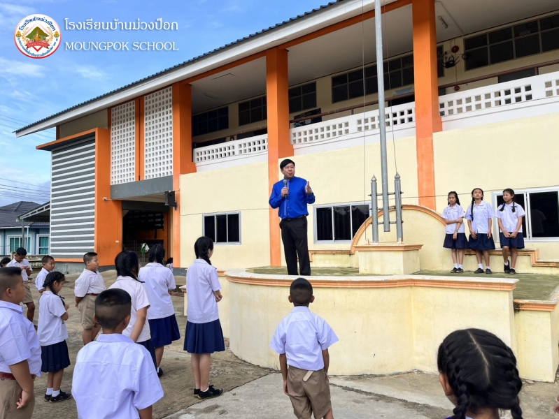 ผู้อำนวยการโรงเรียนพบปะกับนักเรียนช่วงกิจกรรมเข้าแถวหน้าเสาธง